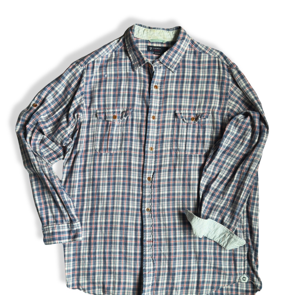 Great looking long sleeve button-down shirt. Soft cotton and in good condition.